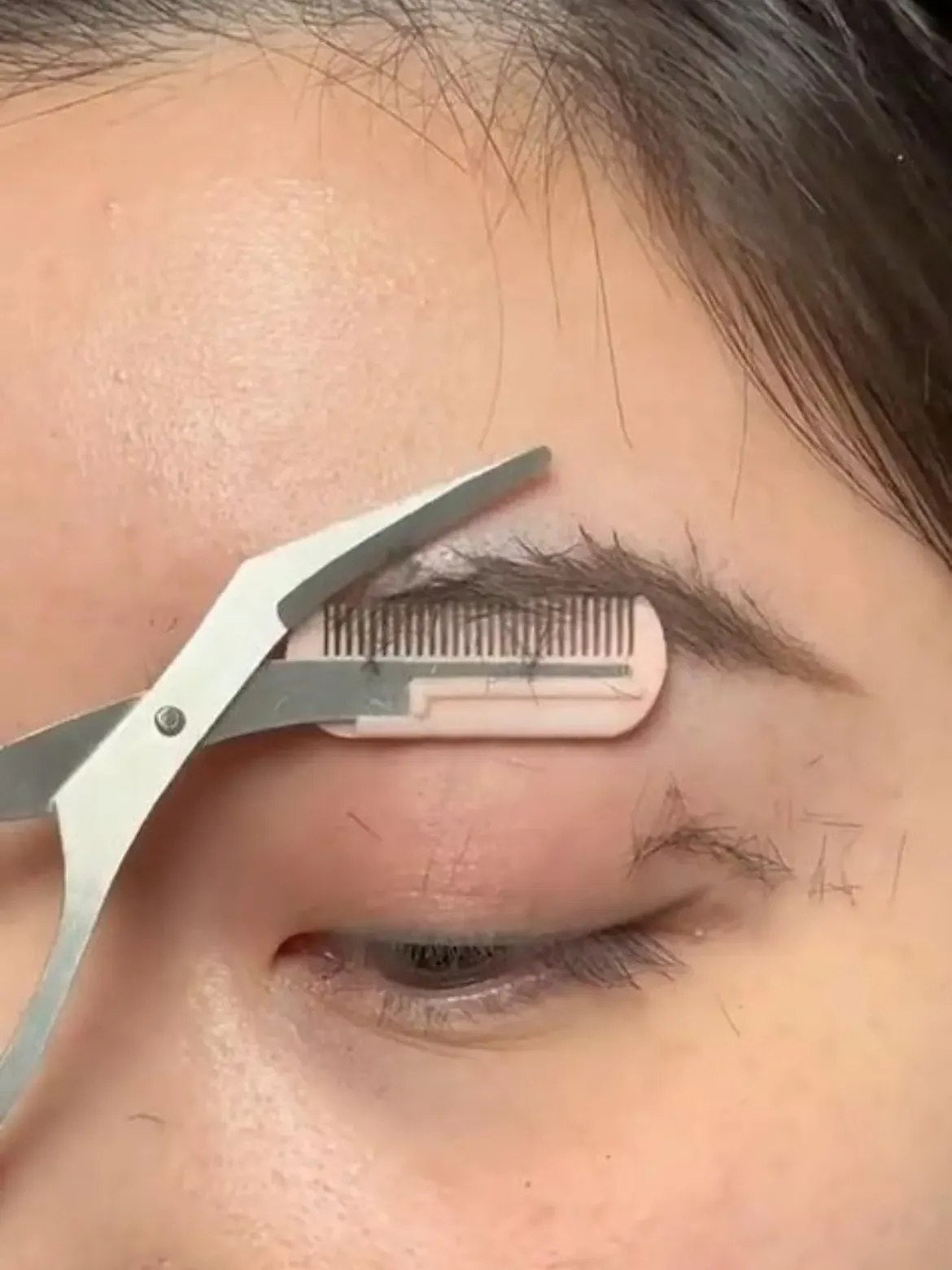 مجموعة أدوات تجميل للعناية بالحواجب 💖